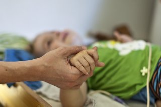 Le Conseil des Etats veut un rapport sur le statut de proches aidants (archives). KEYSTONE/GAETAN BALLY